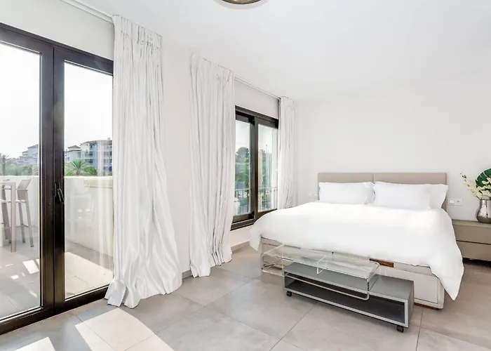 By Riva - Chic, Contemporary In Puerto Banus Gardens 아파트 마르베야